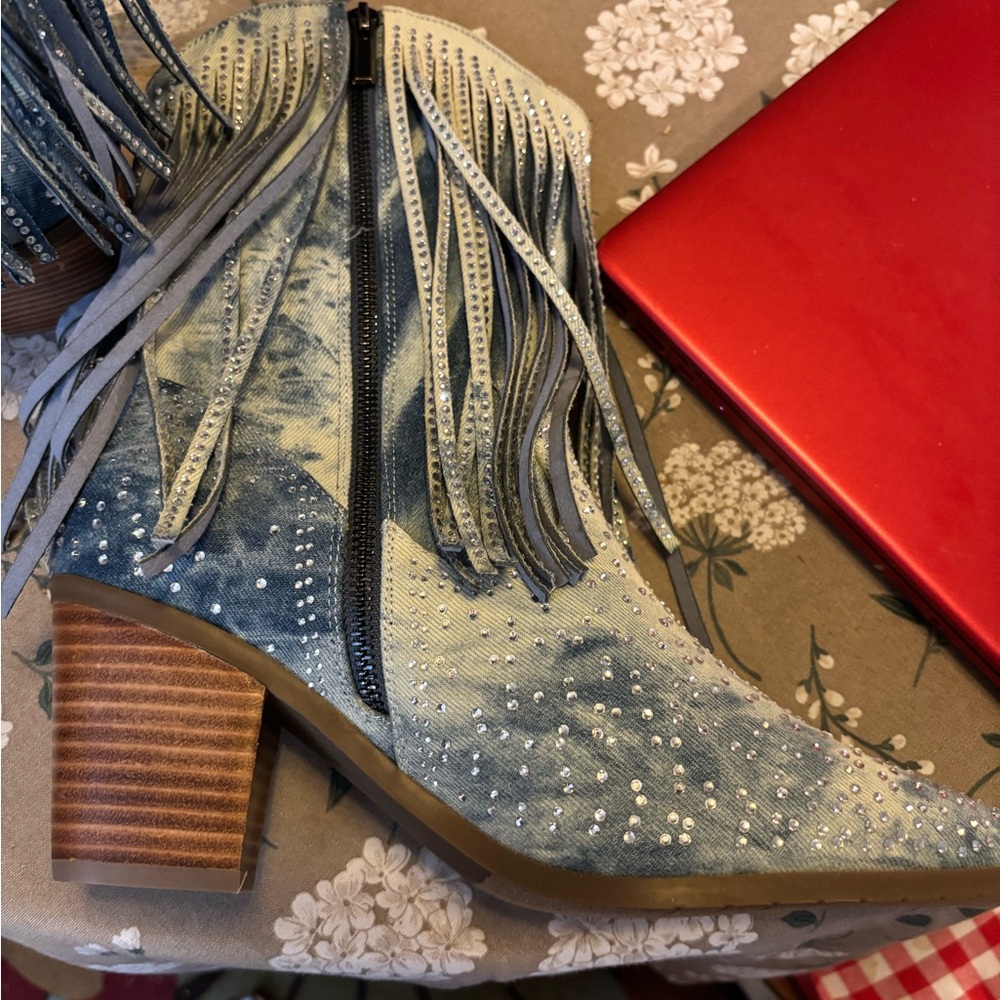 Beautiful Blue Jean Fringe with Sparkles Boots. New condition. Size 11 Wide. - Picture 4 of 11